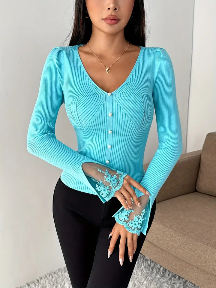 Camisola feminina Mariana, canelada, decote V, renda e mangas longas. Ideal para looks de escritório ou casuais chic.