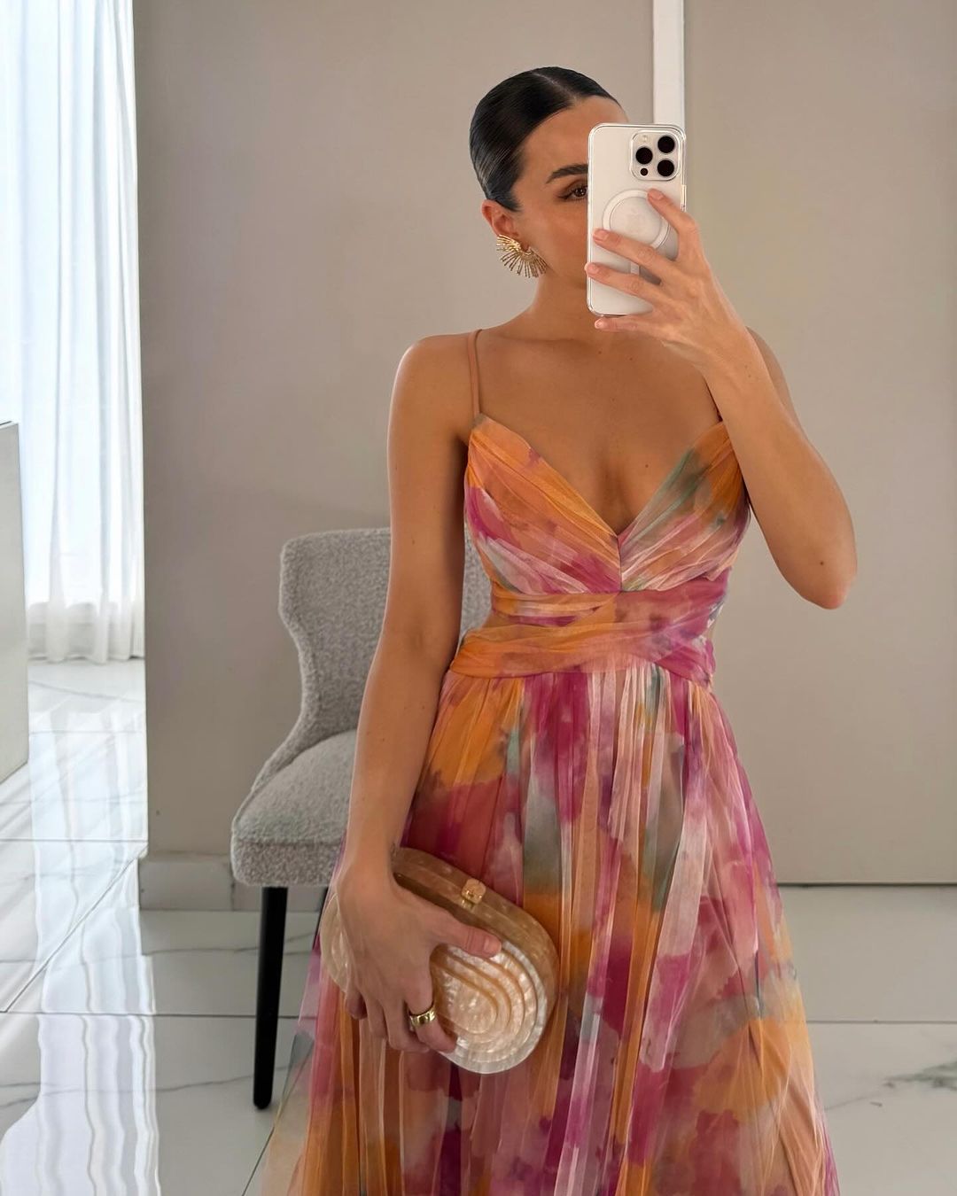 Vestido longo floral elegante para festa, feminino, com estampa verde e laranja vibrante para mulher.
