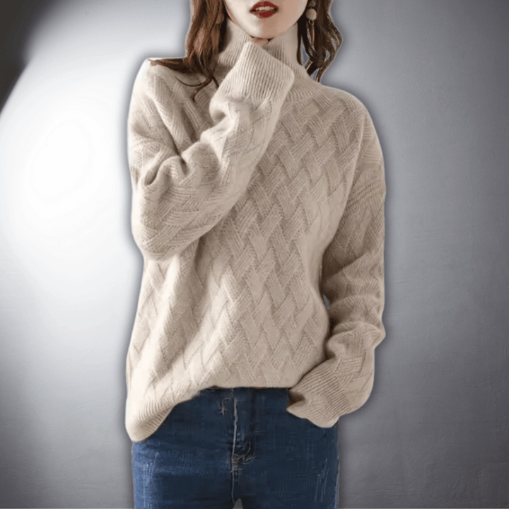 Modelo de suéter feminino oversized, caimento solto e aconchegante. Malha de inverno elegante para um visual confortável.