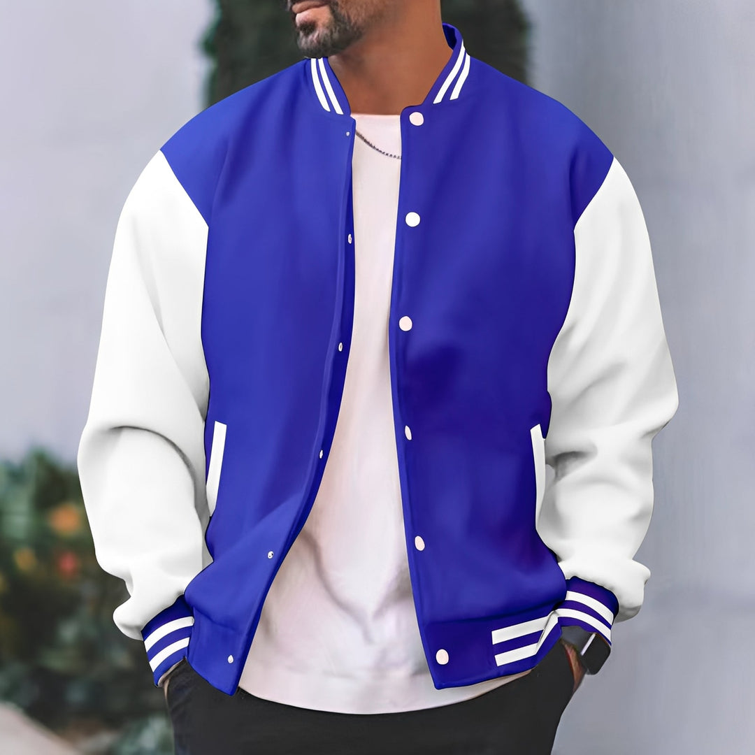Homem veste jaqueta bomber masculina estilosa e solta, exibindo conforto e moda casual para o dia a dia.