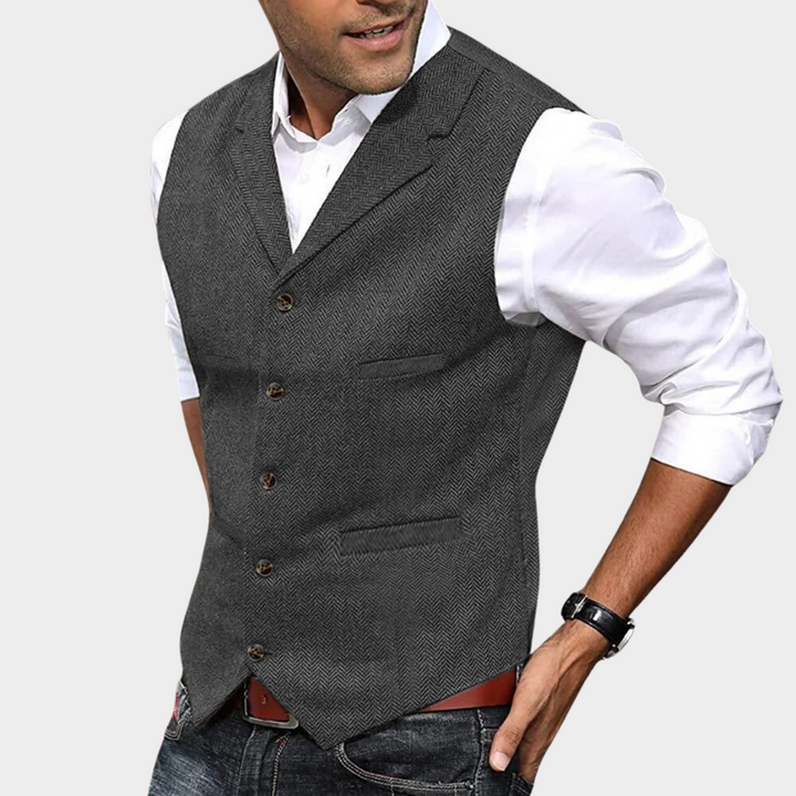 Homem elegante com colete masculino formal de luxo. Look sofisticado para casamentos e festas, exala estilo.