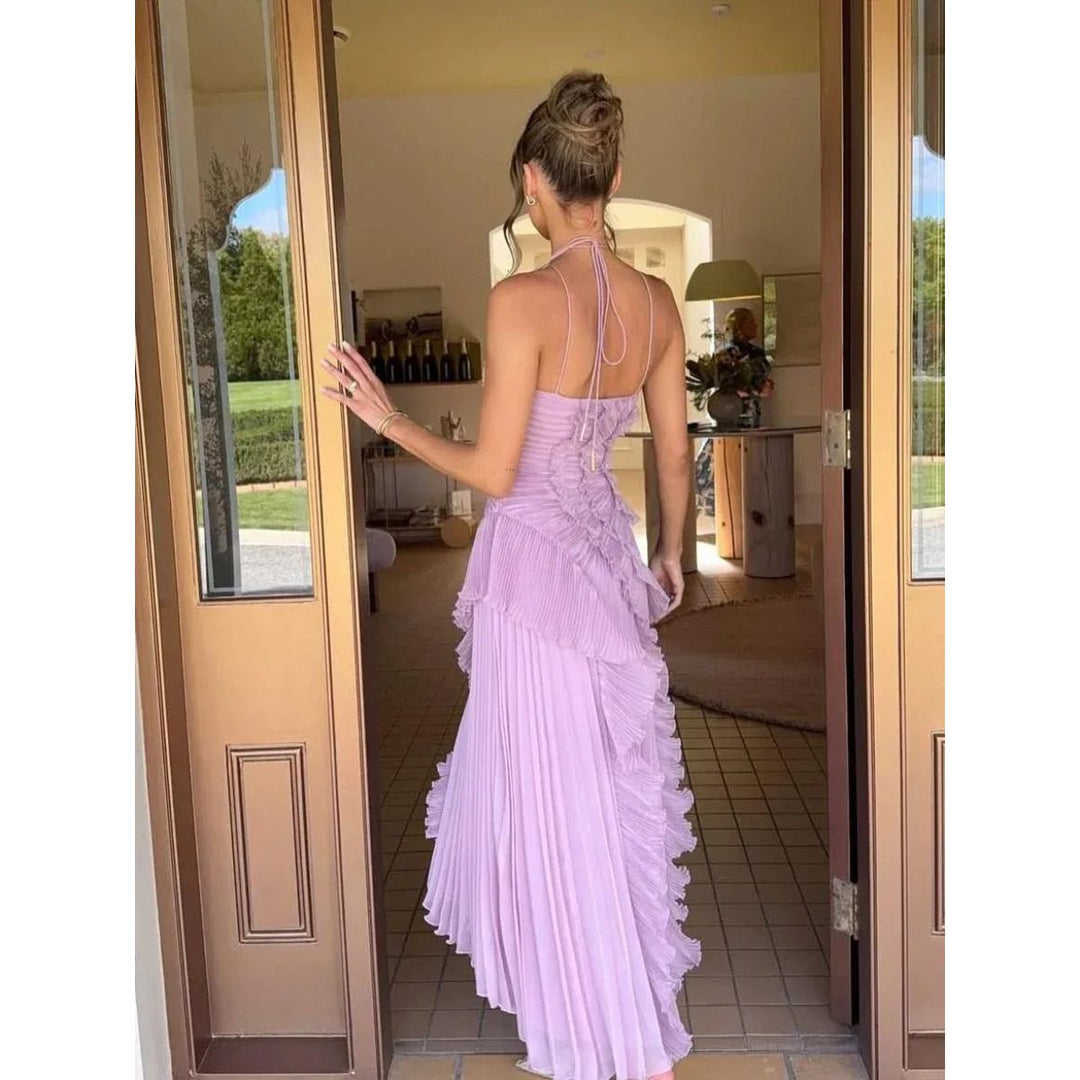 Vestido feminino elegante para ocasião especial, com decote halter e babados.