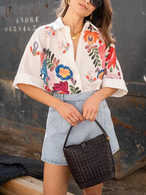 Camisa feminina casual com estampa floral colorida e manga curta. Perfeita para um verão elegante.