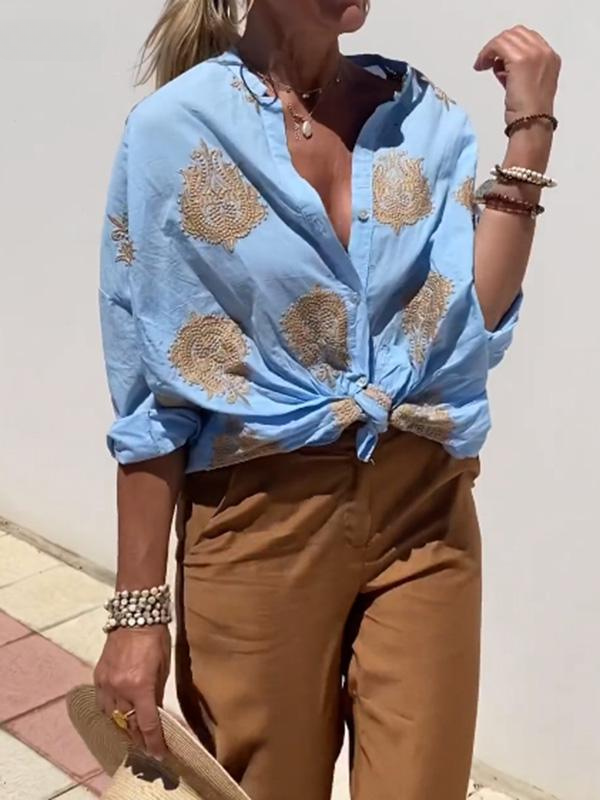 Roupa feminina elegante: blusa bordada com botões, ideal para o escritório ou jantares.