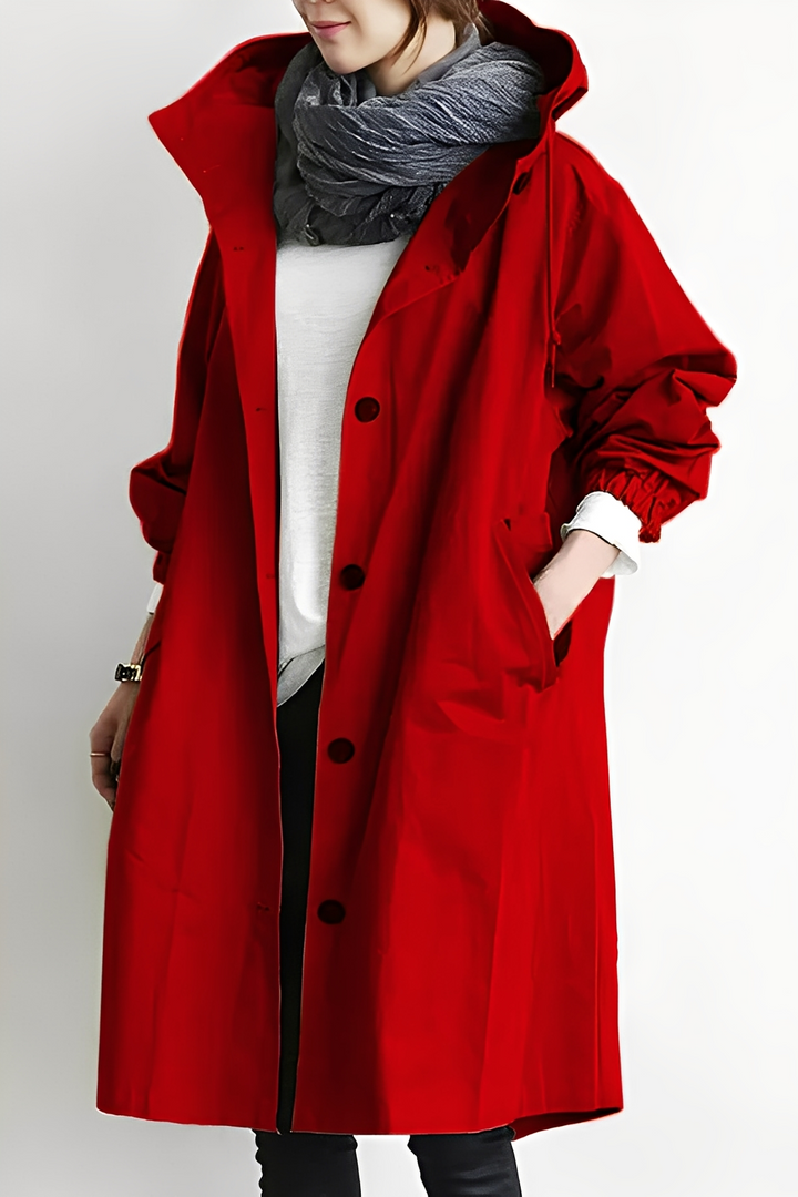 Casaco impermeável feminino elegante na cor preta, com design leve e chique, ideal para chuva e moda outono.