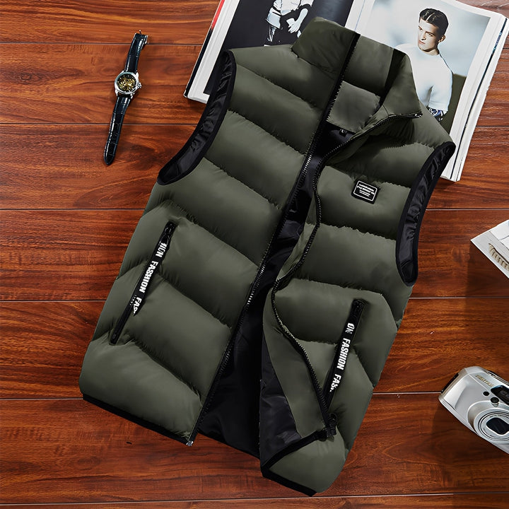 Detalhe de colete masculino leve e aconchegante, mostrando a qualidade. Perfeito para o vestuário de inverno.