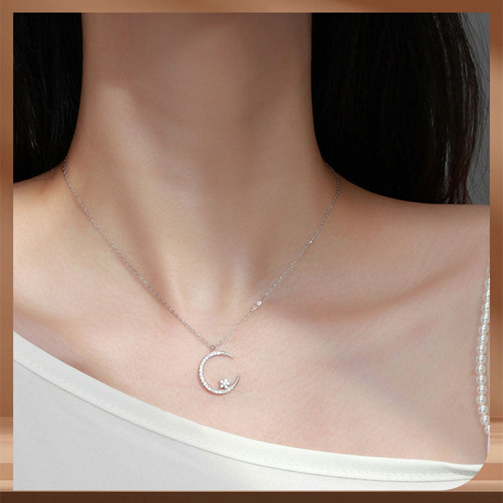 Lindo colar feminino estrela e lua, joia de cobre com zircônias. Acessório ajustável e delicado para moda feminina.