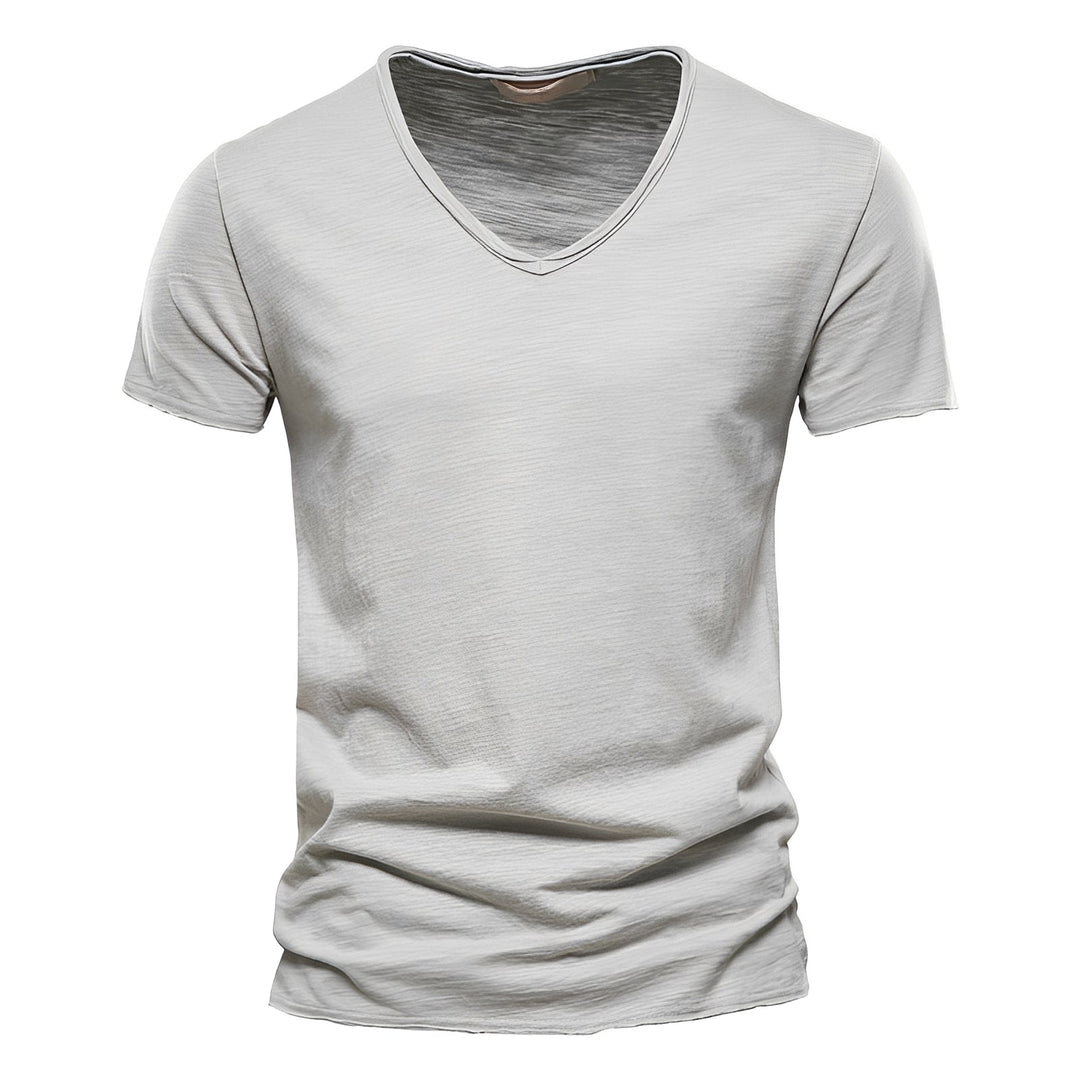 Detalhe da camiseta feminina com decote em V, caimento leve e tecido respirável para máximo conforto.