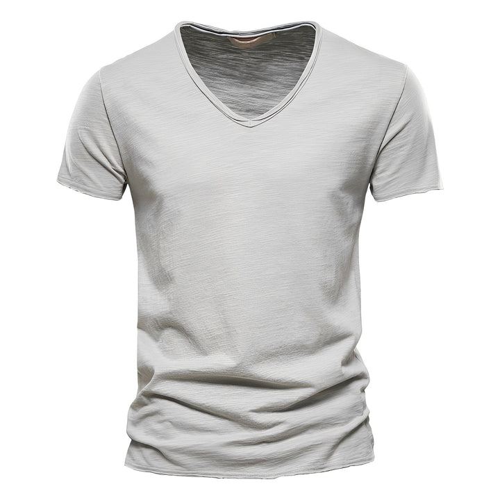 Detalhe da camiseta feminina com decote em V, caimento leve e tecido respirável para máximo conforto.
