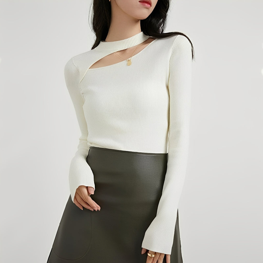 Top feminino Kiarra assimétrico e recortado. Blusa elegante de gola alta, ideal para look casual chic moderno.