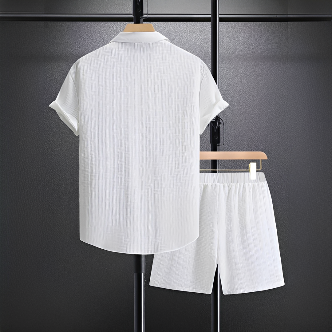 Homem veste conjunto masculino de verão casual, com camiseta e shorts, perfeito para moda praia e dias de sol com estilo.