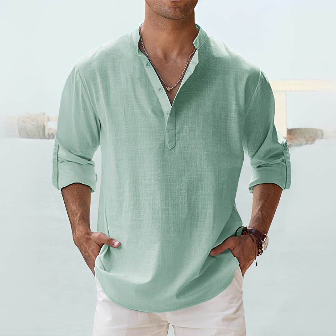 Homem veste camisa masculina Terense de verão, desfrutando do conforto e elegância em um dia quente.
