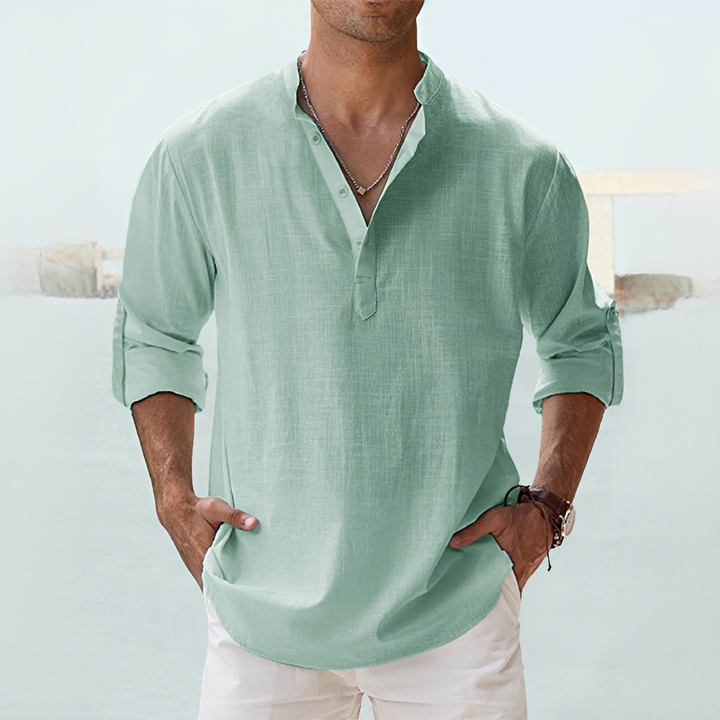 Homem veste camisa masculina Terense de verão, desfrutando do conforto e elegância em um dia quente.
