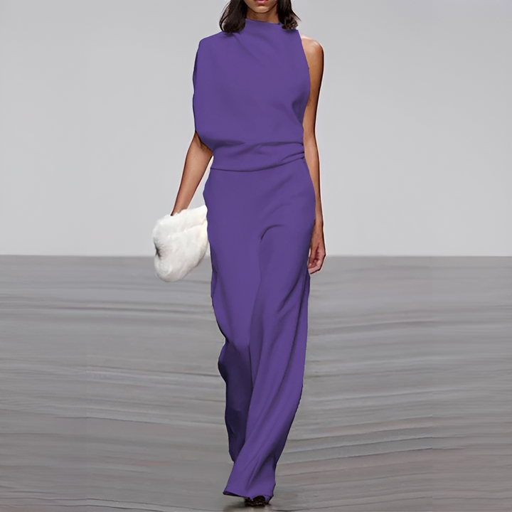 Macacão feminino elegante com decote redondo e pernas largas, uma peça de moda versátil e confortável.