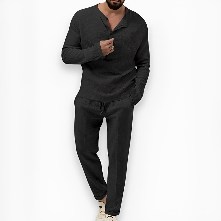 Homem vestindo conjunto masculino de verão casual, com top e calças leves, para um dia de férias.
