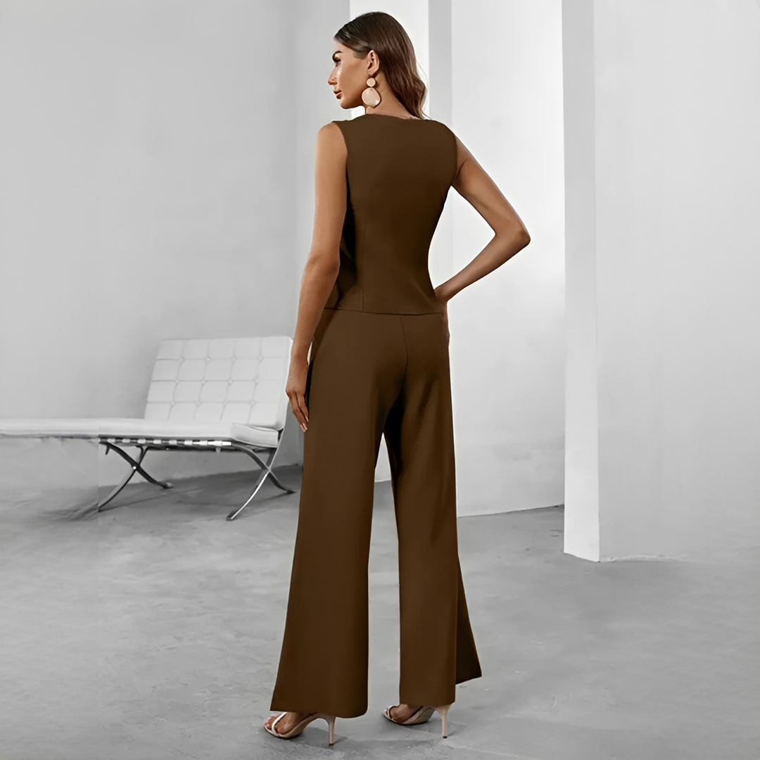 Look feminino versátil: colete social ajustado e calça de pernas largas. Conjunto moderno para moda verão e escritório.