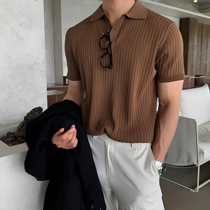 Camisa polo masculina elegante, perfeita para o verão. Manga curta e design versátil para conforto na moda casual.