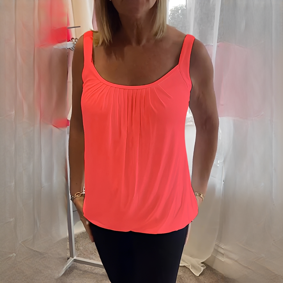 Top feminino leve com detalhe plissado, ideal para o dia a dia e clima quente. Estilo casual e elegante.
