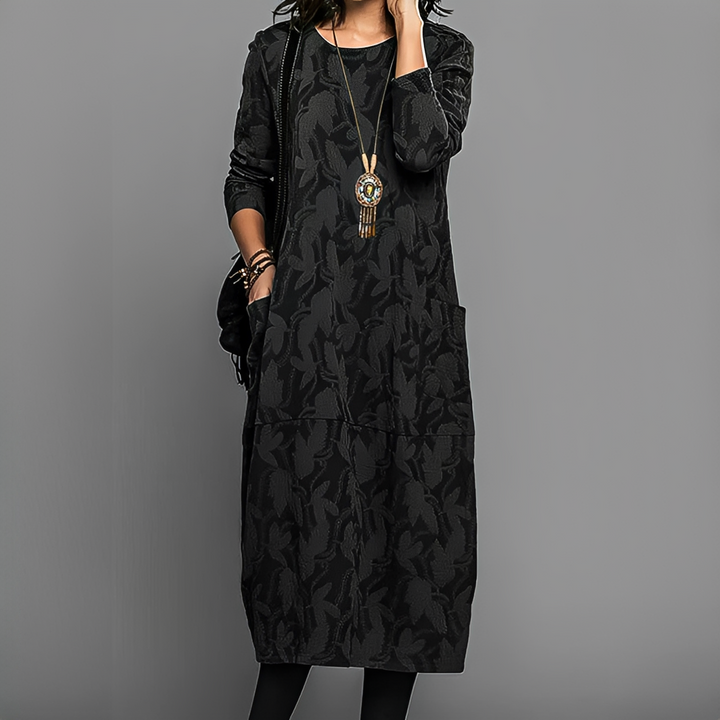 Elegante vestido feminino de verão com estampa moderna. Peça versátil para um look casual chic, com conforto e estilo.
