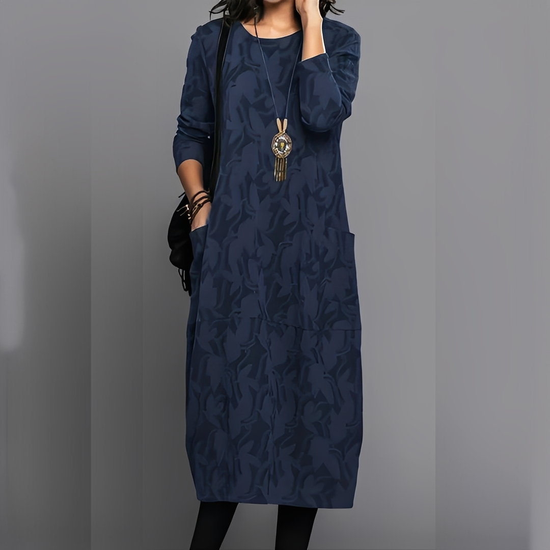 Vestido feminino midi gola redonda. Peça essencial de moda inverno, casual e elegante para mulher.