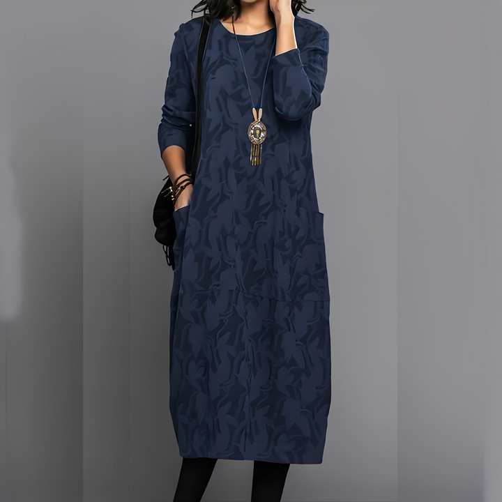 Vestido feminino midi gola redonda. Peça essencial de moda inverno, casual e elegante para mulher.
