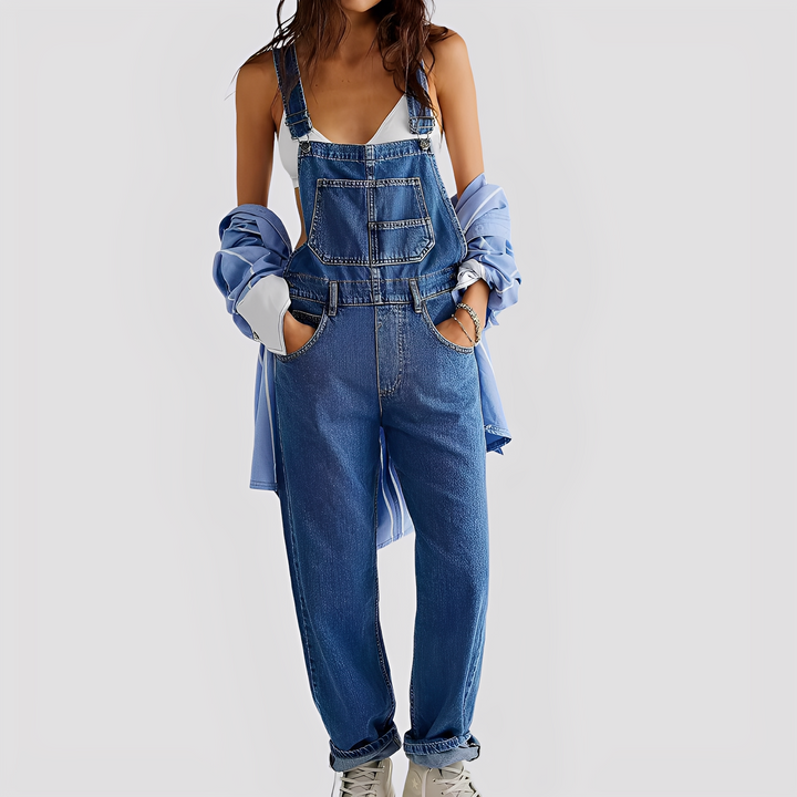 Jardineira jeans feminina preta solta Mildred, ideal para compor um visual moderno e casual.