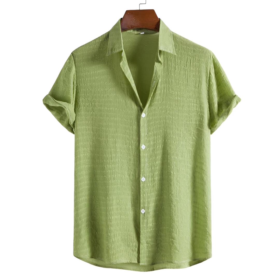 Homem usando camisa polo masculina de manga curta com botões, ideal para conforto casual e elegante.