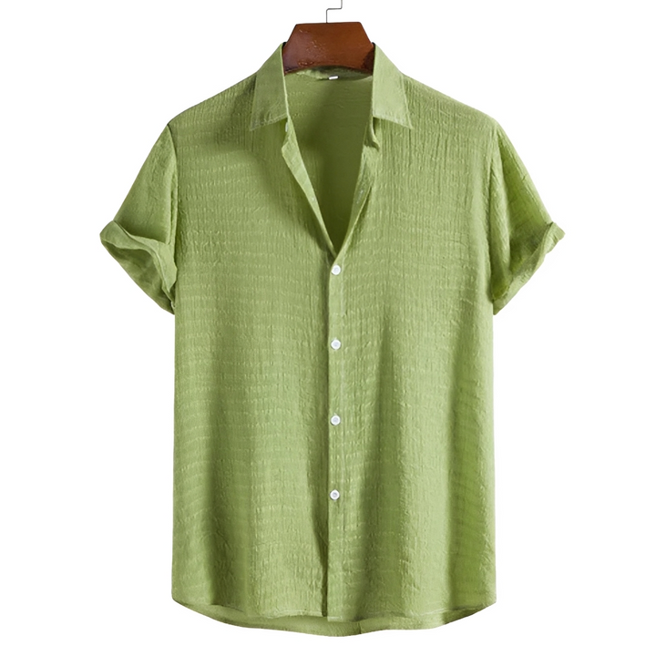Homem usando camisa polo masculina de manga curta com botões, ideal para conforto casual e elegante.