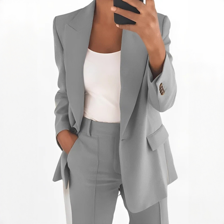 Terno feminino chique com calça e blazer. Roupa profissional para trabalho e reuniões.
