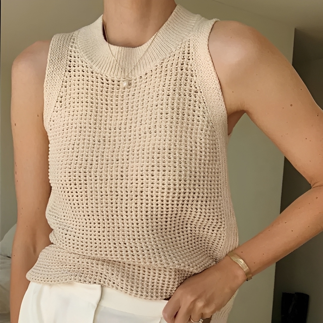 Blusinha feminina sem mangas, perfeita para looks de verão casuais e estilosos.