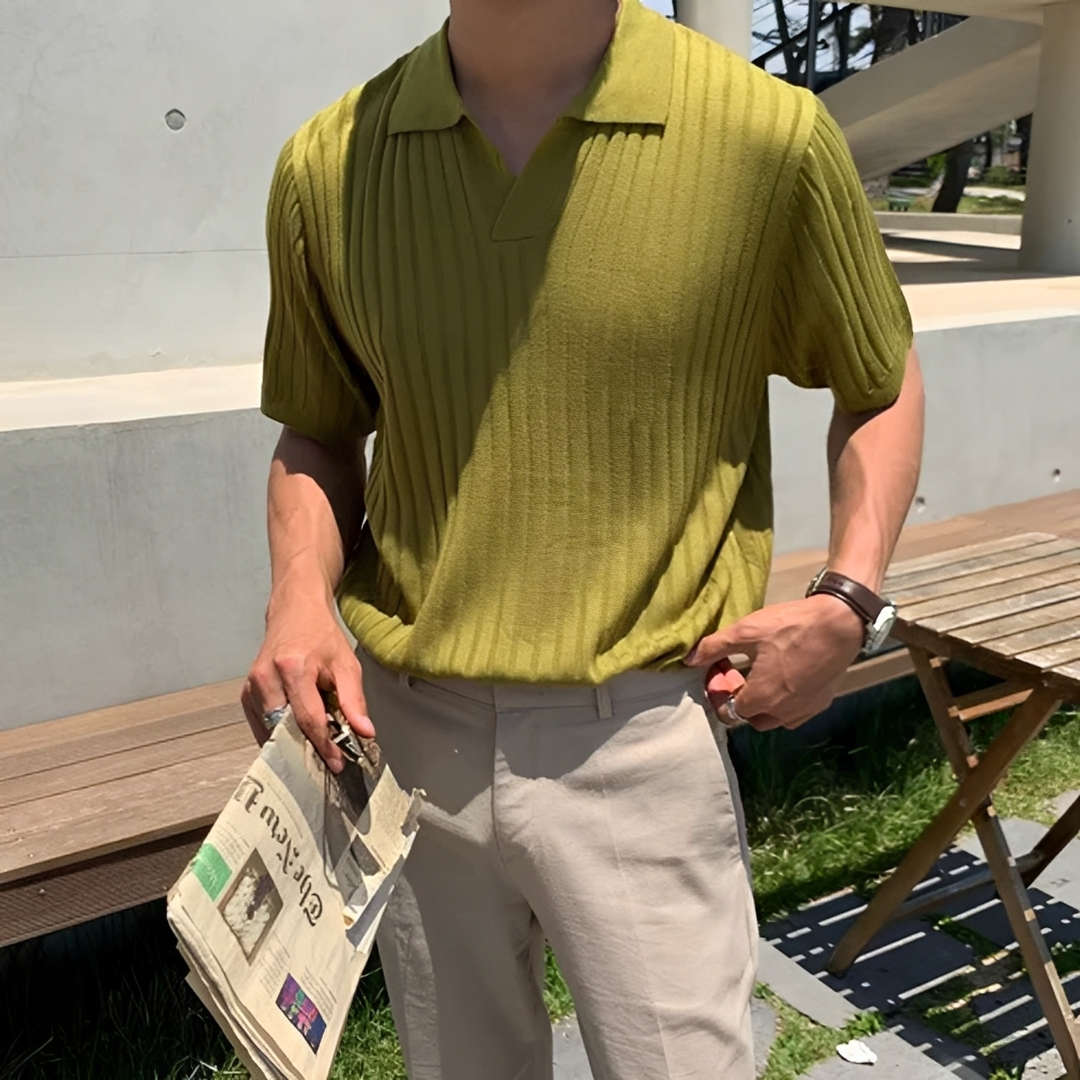 Camisa polo masculina Trevon caqui, estilo moderno, manga curta, ideal para conforto e elegância casual.