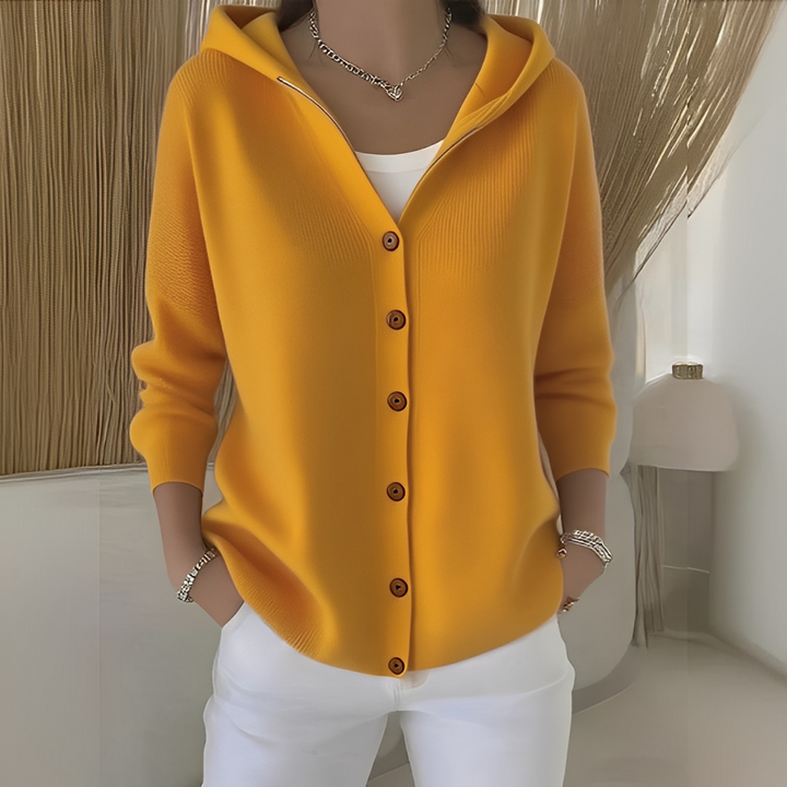 Cardigan feminino com capuz, manga longa, tecido confortável e caimento suave.