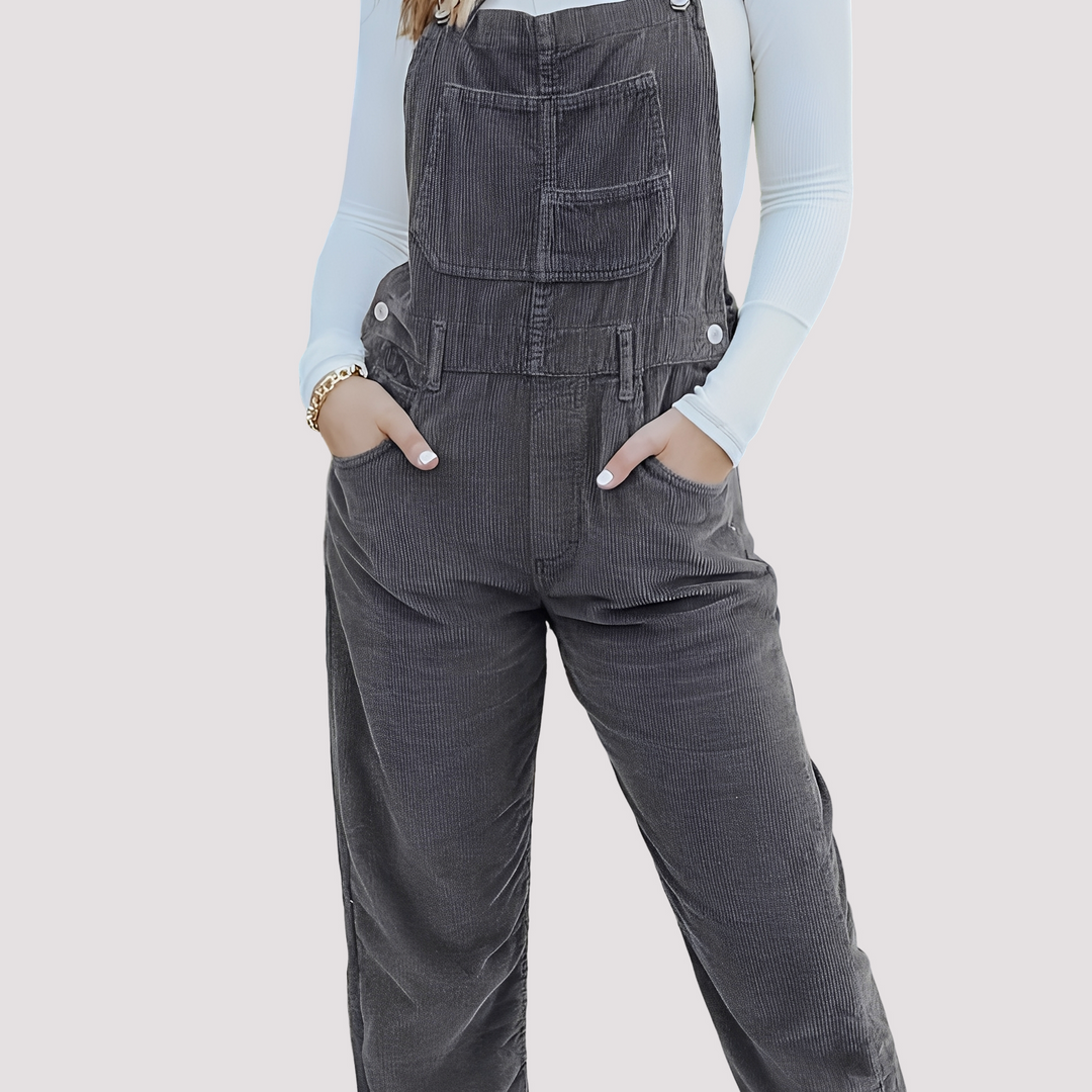Vista lateral do macacão feminino folgado. Estilo versátil e confortável para lazer e moda casual.