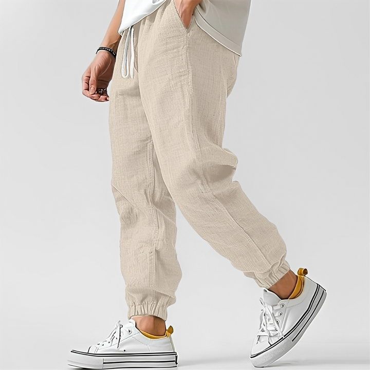 Calças masculinas de verão elegantes, slim fit, tecido leve e confortável para o calor. Moda verão.