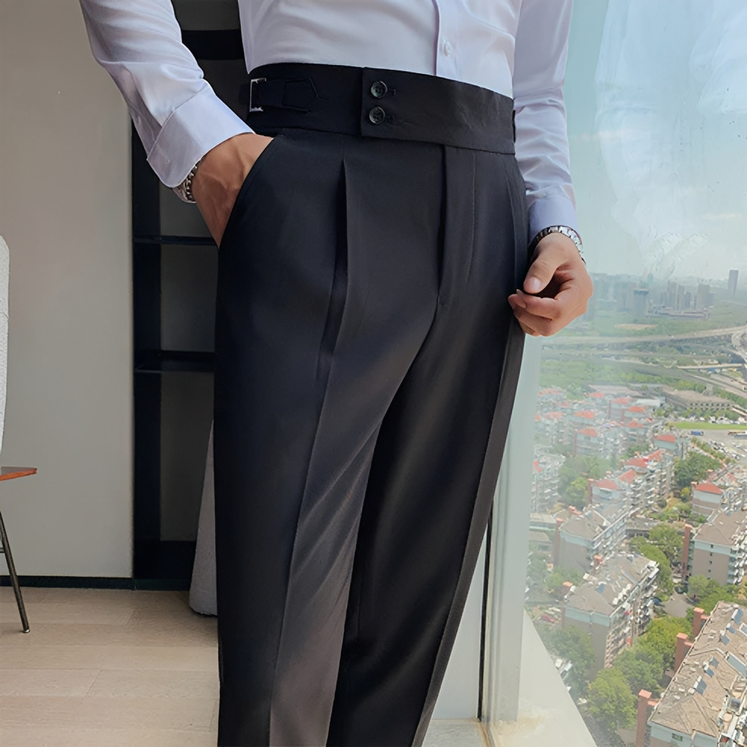 Modelo elegante de calças masculinas slim fit, perfeitas para um look casual moderno. Roupa diária em pt.