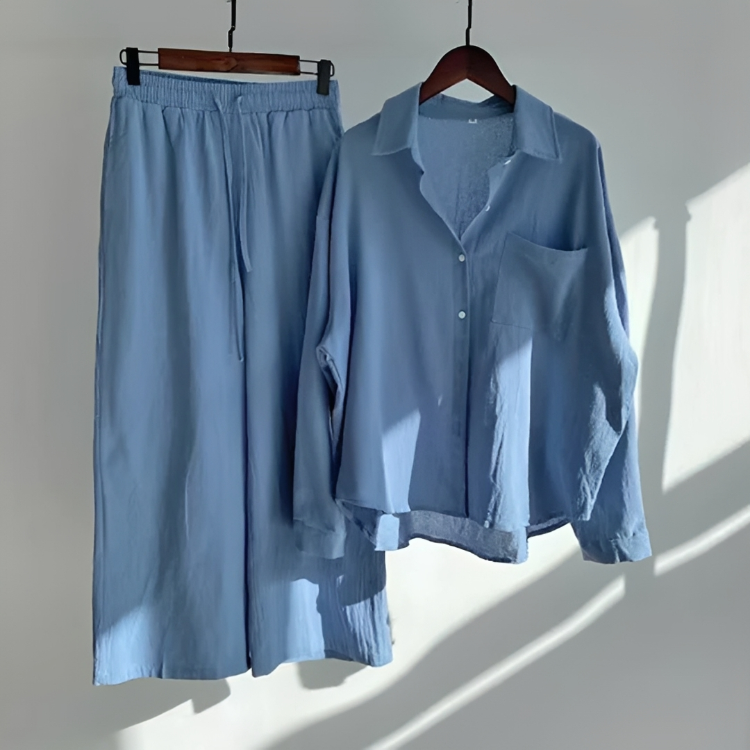 Conjunto de verão feminino com calças soltas fluidas e blusa. Estilo casual e confortável para dias quentes.