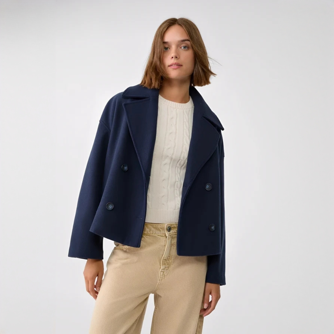 Jaqueta feminina Claire colorida e curta. Peça elegante e moderna para moda feminina de outono/inverno.