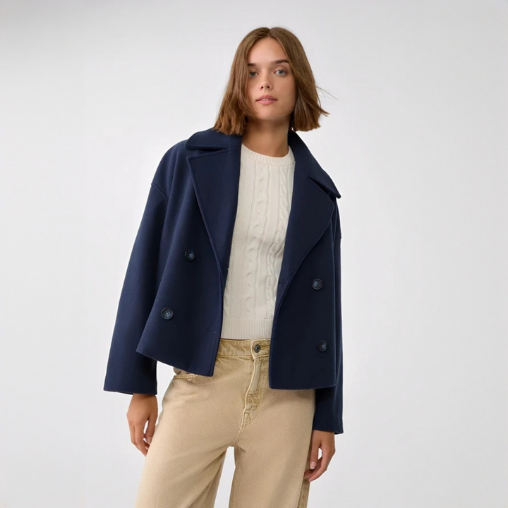 Jaqueta feminina Claire colorida e curta. Peça elegante e moderna para moda feminina de outono/inverno.