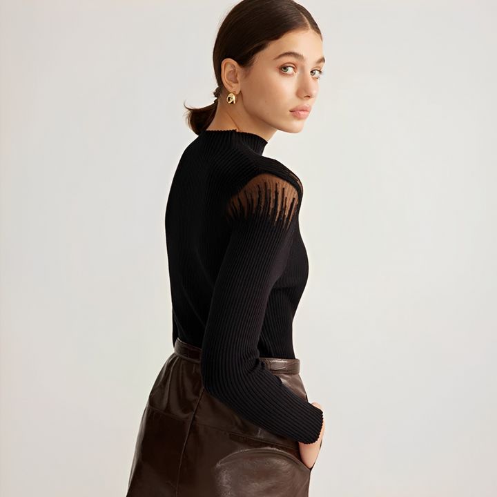 Camisa feminina estilosa com manga longa e detalhes de painel transparente, perfeita para looks casual chique.