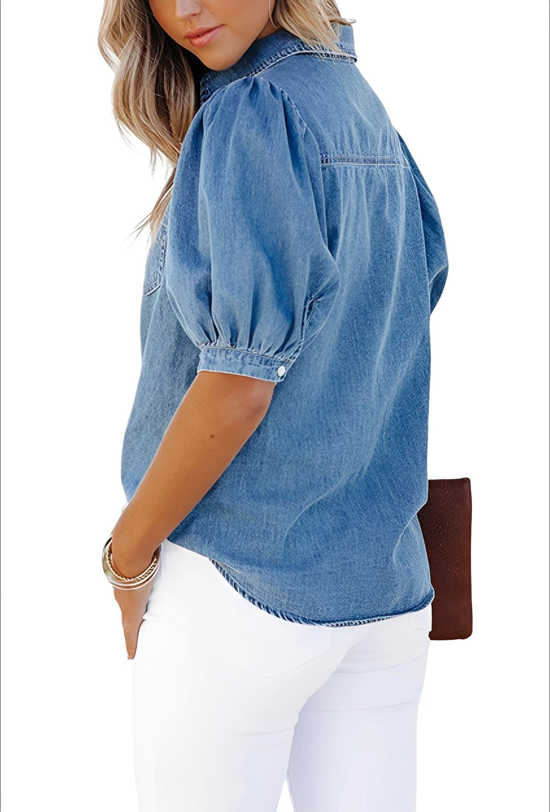 Blusa feminina casual Mila em jeans preto, perfeita para um estilo dia a dia moderno e versátil.