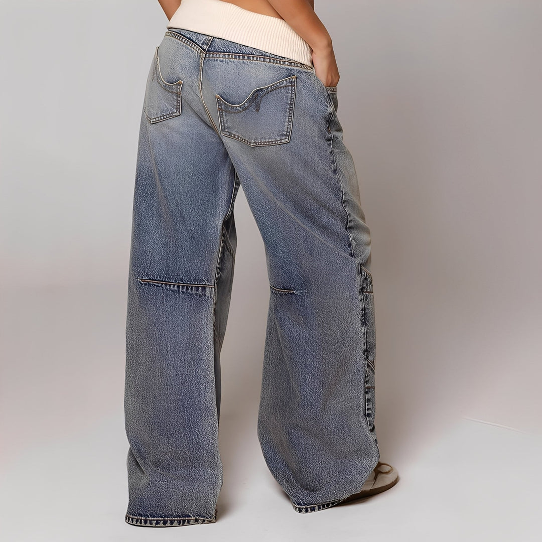 Jeans feminino azul com lavagem trendy, corte solto e cintura alta, ideal para um estilo casual e moderno.