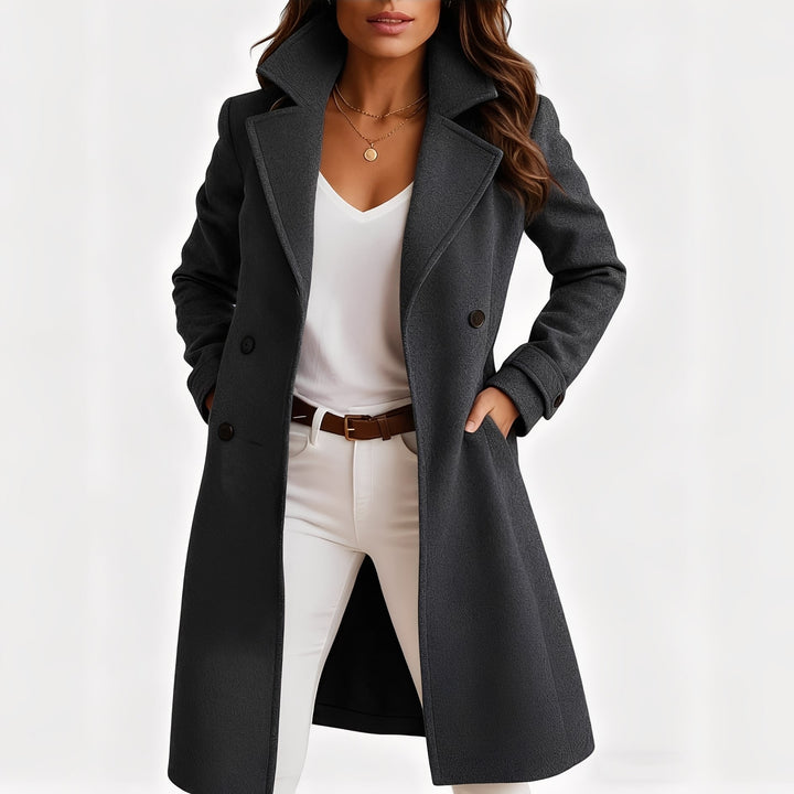 Casaco feminino longo com bolsos, elegante e moderno. Agasalho sofisticado para a moda outono inverno.