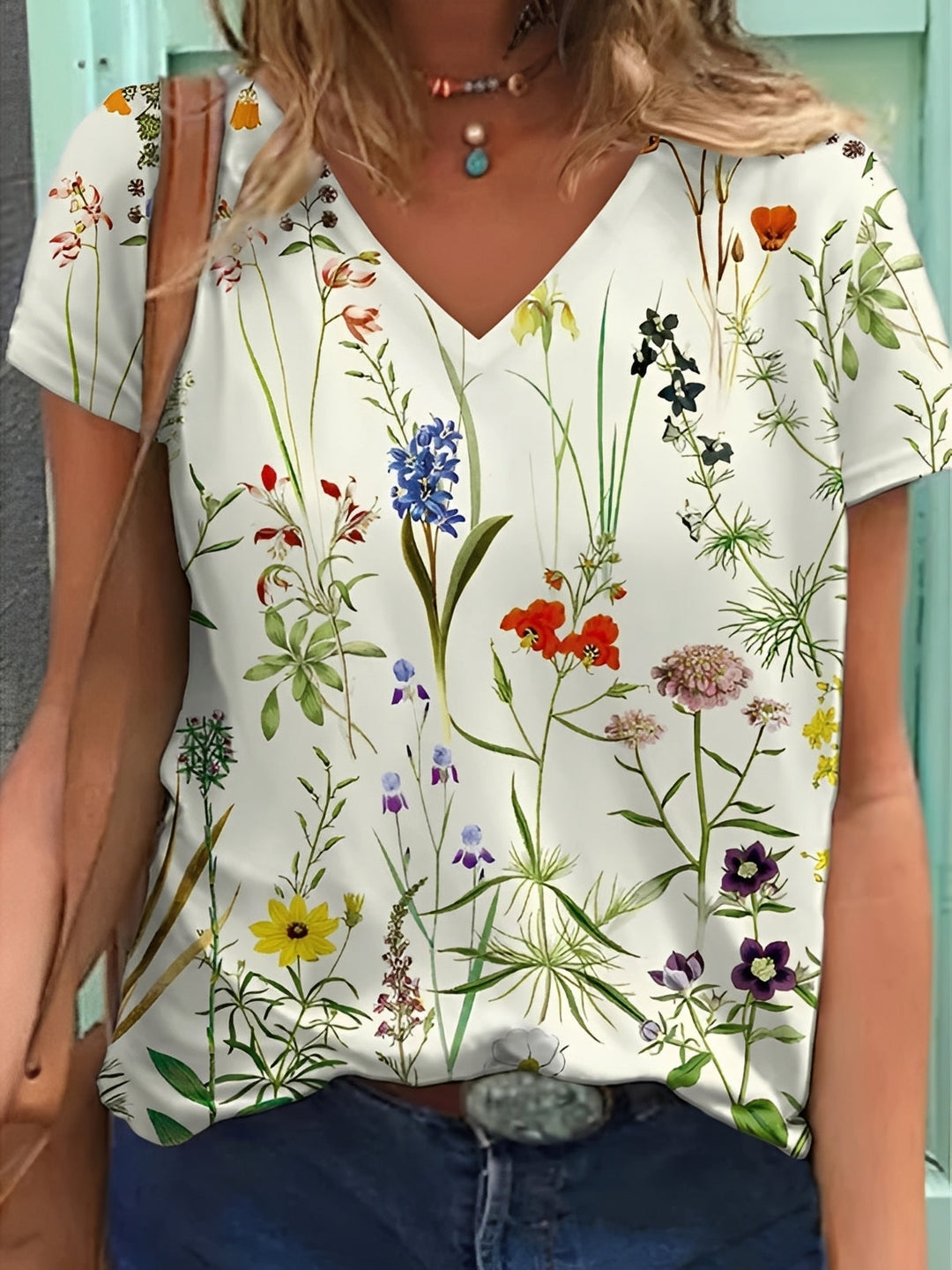 Top feminino floral vibrante, estilo leve e confortável. T-shirt elegante para verão e primavera, moda casual mulher.