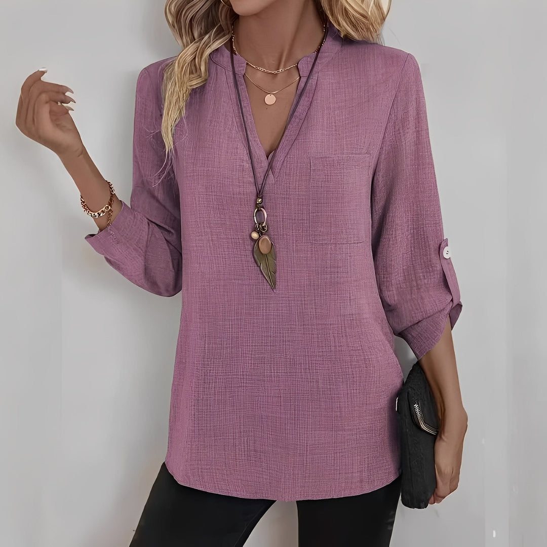 Moda verão: blusa feminina descontraída com gola V e bolso, oferecendo conforto.