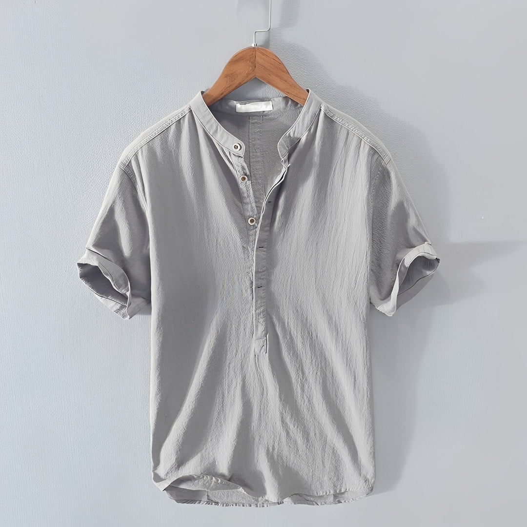 Camisa de manga curta masculina casual em tecido leve, ideal para o verão e conforto diário.