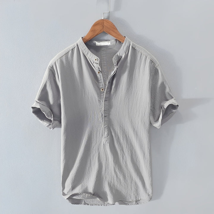 Camisa de manga curta masculina casual em tecido leve, ideal para o verão e conforto diário.
