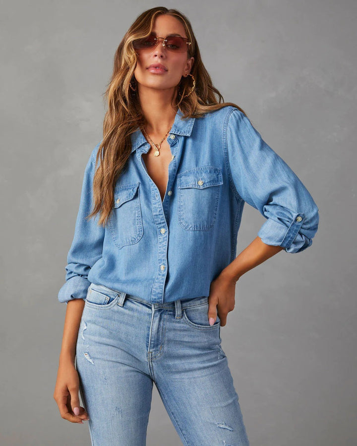 Camisa feminina casual retrô azul com gola lapela, perfeita para verão/primavera. Blusa versátil de estilo intemporal.