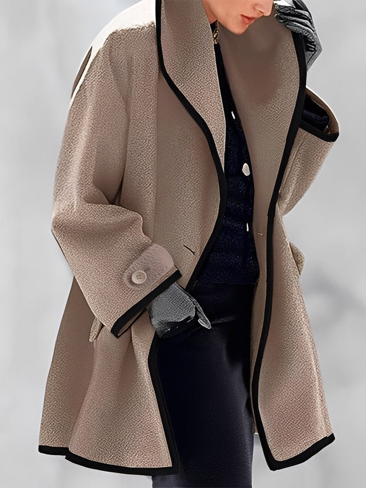Casaco feminino acolhedor com capuz para inverno, oferece conforto e estilo contra o frio.