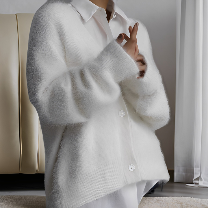 Camisola feminina Emberly branca. Conforto casual e estilo elegante para moda outono inverno.