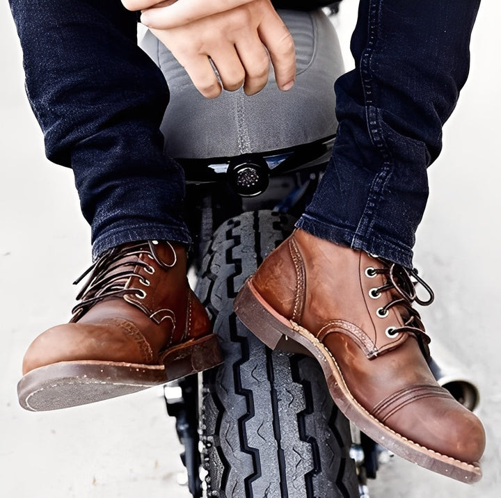 Calçado masculino: botas de couro para estilo formal e casual. Proporcionam elegância e conforto para a moda masculina.